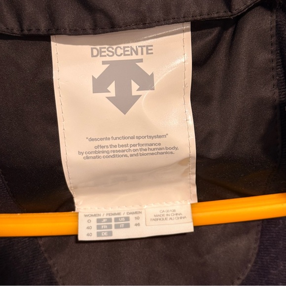 Women’s Descente Luxury waterproof Ski jacket with real Fur Hood. - Picture 5 of 10